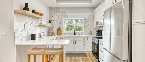 冰箱、微波炉、烤箱、炉灶