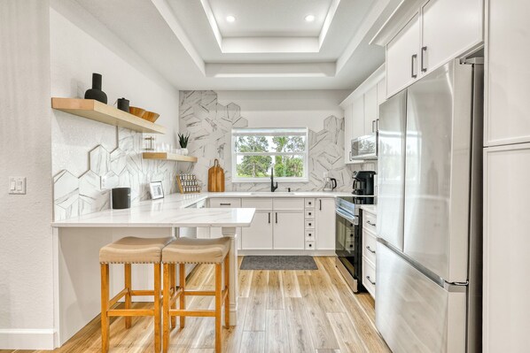 Réfrigérateur, micro-ondes, four, plaque de cuisson