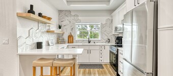 Honeycomb Haven: 3 Bedroom, 6 Guests, Waterfront Dock, Kayaks, Ocean