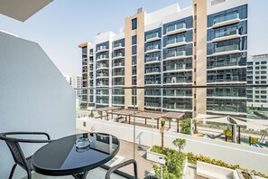 Outdoor dining - Stunning 1BR Apartment in Azizi Riviera 42, Al Merkadh  by Deluxe Holiday Homes (Dubai)