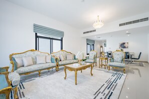 TV - Getaway Deal 3BR w/ Outdoor Jacuzzi + Scenic Views, Al Dana Island by Deluxe Holiday Homes (Fujairah)