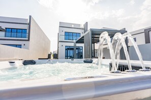 Outdoor spa tub - Getaway Deal 3BR w/ Outdoor Jacuzzi + Scenic Views, Al Dana Island by Deluxe Holiday Homes (Fujairah)
