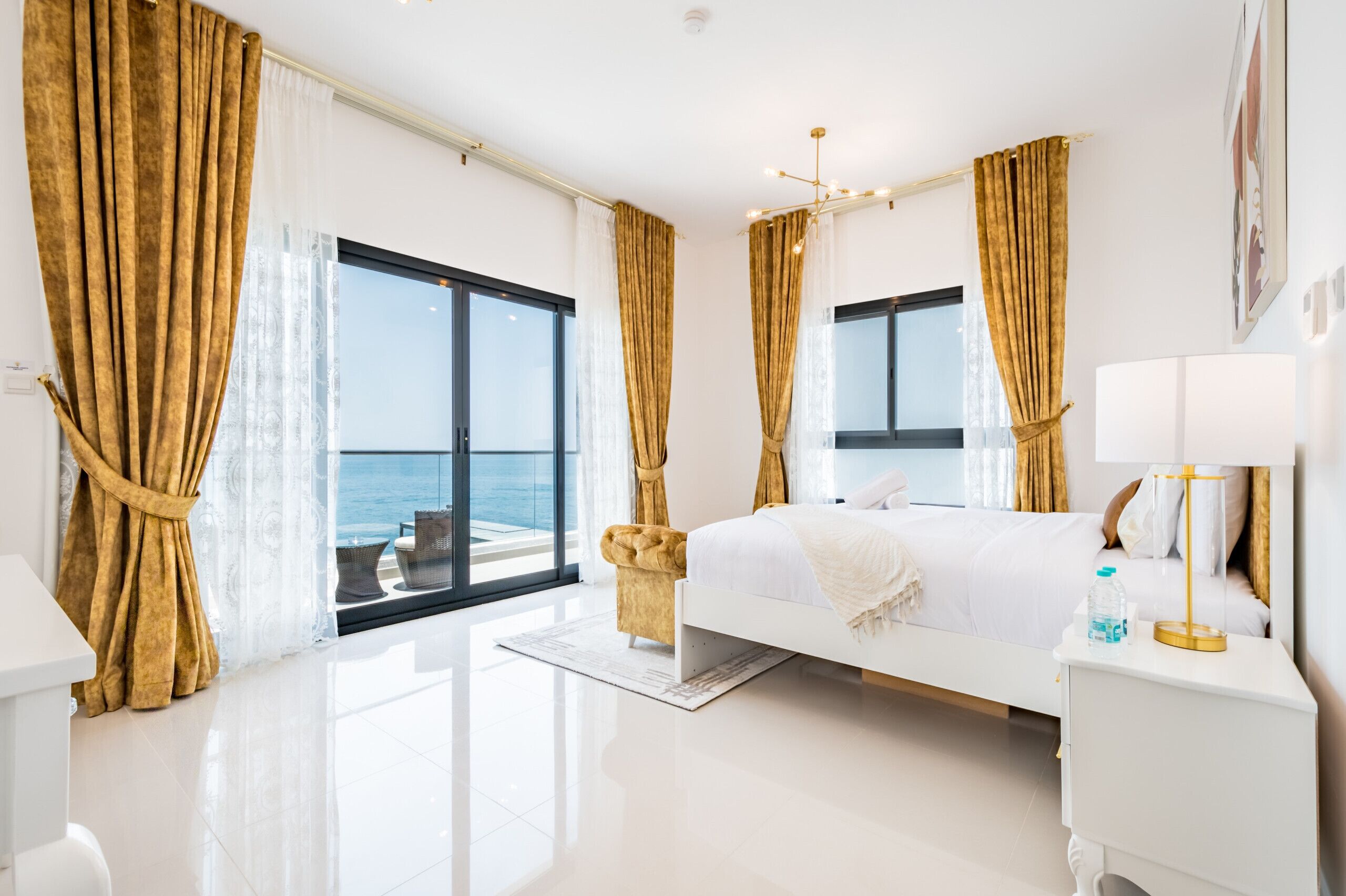 4 chambres, coffres-forts dans les chambres, fer et planche à repasser