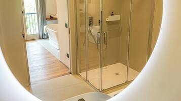 Junior Double or Twin Room | Bathroom