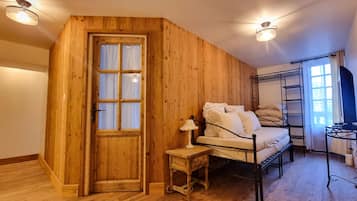 5 bedrooms, iron/ironing board, travel crib, free WiFi