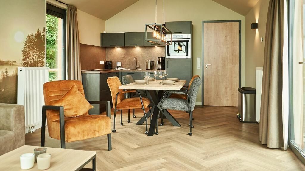 Flat-screen TV, fireplace