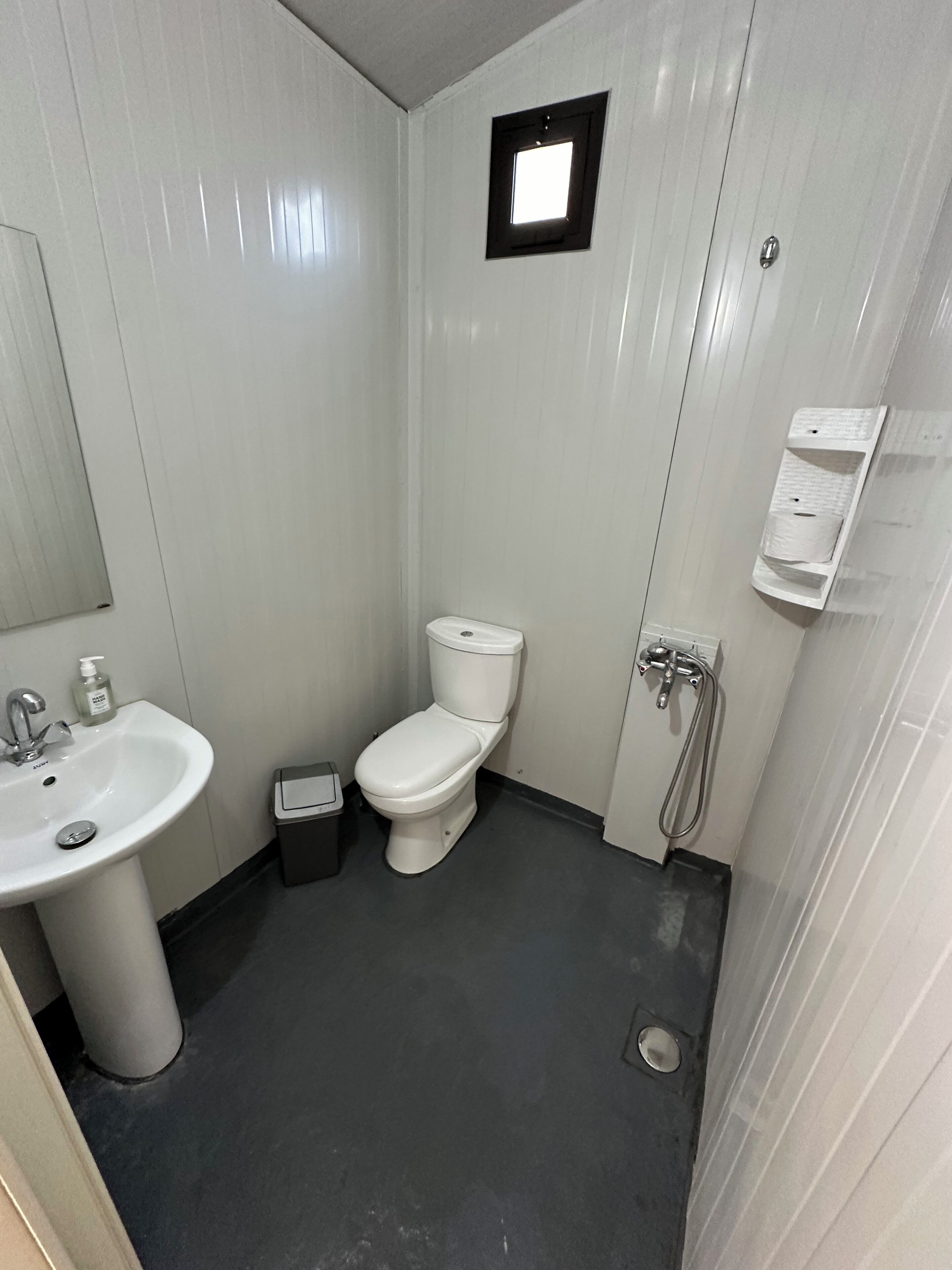 Dusj, håndklær, såpe og sjampo