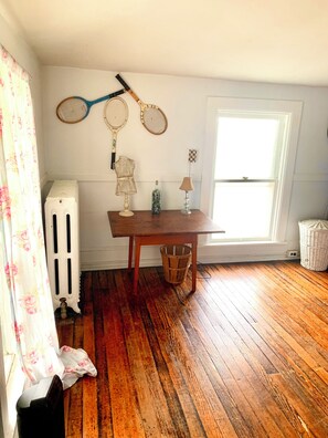 Interior - Peaceful, sunny downtown Ithaca apt. Walk everywhere! Super pet friendly! (Ithaca)
