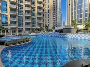 Outdoor pool - Maison Privee - Chic Urban Living by Dubai Opera & Burj Khalifa (Dubai)