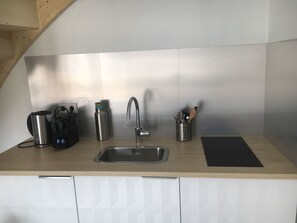 Réfrigérateur, cafetière/bouilloire, grille-pain