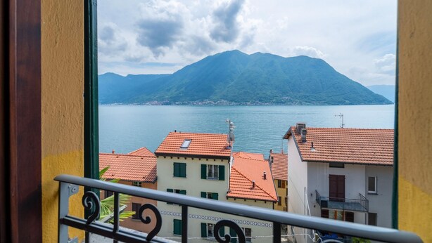 A balcony with a view of a mountain and a lake. - Greenway Apartment by Wonderful Italy (Colonno)