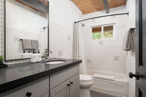 Hair dryer, towels, soap, shampoo - A-Frame Paradise: Modern Chic Meets Nature (Sedona)