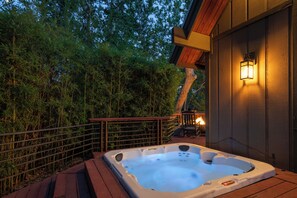 Outdoor spa tub - A-Frame Paradise: Modern Chic Meets Nature (Sedona)