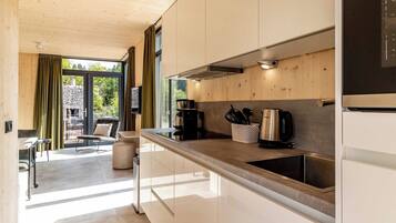 Full-size fridge, oven, stovetop, dishwasher