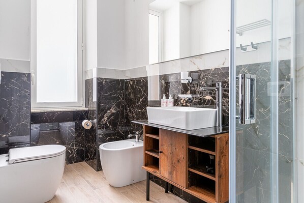 Douche, sèche-cheveux, bidet, serviettes fournies