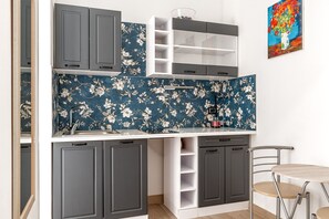 Fridge, cookware/dishes/utensils