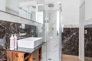 Shower, hair dryer, towels