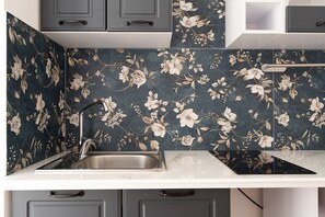 Fridge, cookware/dishes/utensils