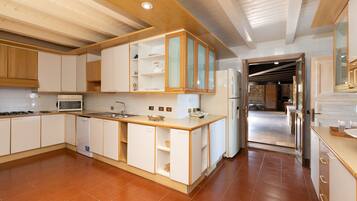 Geladeira, micro-ondas, fogão, lava-louças