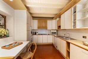 Refrigerador, microondas, horno y lavavajillas 