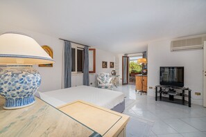 7 bedrooms, iron/ironing board, bed sheets