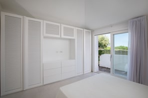 4 bedrooms, iron/ironing board, bed sheets