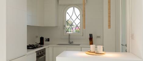 Kühlschrank, Ofen, Geschirrspüler, Wasserkocher mit Kaffee-/Teezubehör