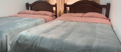 3 makuuhuonetta, työpöytä, silitysrauta/-lauta, Wi-Fi