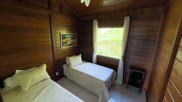 6 bedrooms, desk, iron/ironing board, WiFi