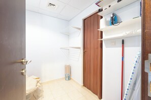 Exclusive-huoneisto, parveke, valtamerinäköala | 2 makuuhuonetta, yksilöllisesti kalustettu, silitysrauta/-lauta