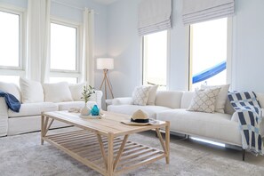 Appartamento Exclusive, balcone, vista oceano | Area soggiorno | Smart TV 50 pollici con canali via cavo