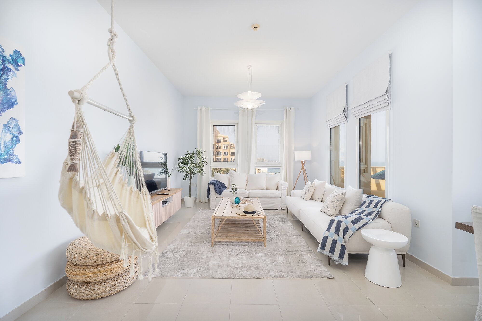 Exklusiv lägenhet - balkong - havsutsikt | Vardagsrum | 50-tums smart-tv med kabelkanaler