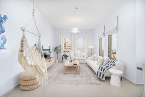 Appartement Exclusif, balcon, vue océan | Coin séjour | TV connectée de 50 pouces avec chaînes par câble