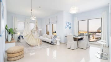 Exclusive Apartment, Balcony, Ocean View | Ruang tamu | 50 inci sebuah televisyen pintar dengan kabel