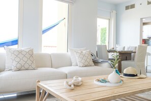 Appartement Exclusif, balcon, vue océan | Coin séjour