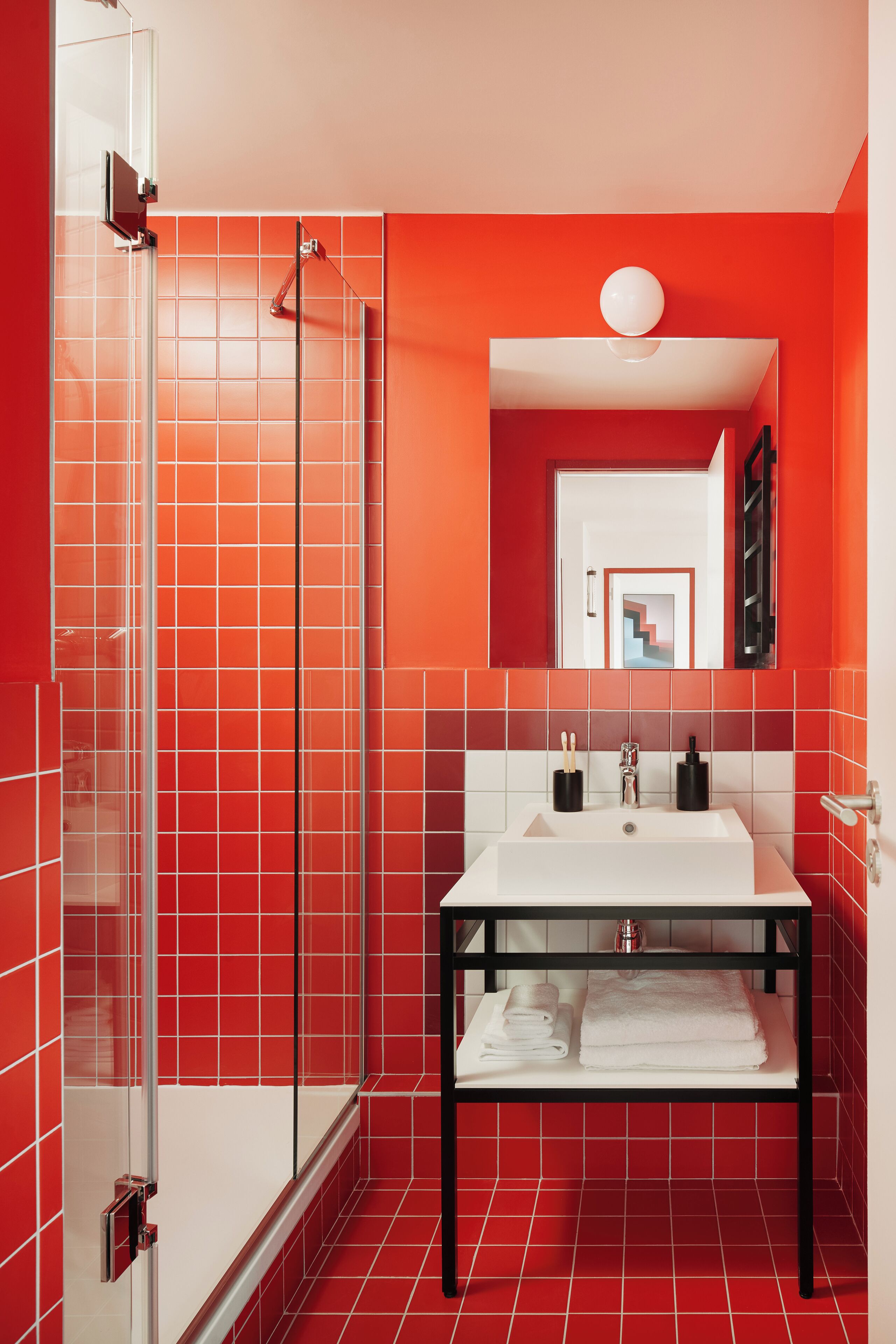 Familie appartement | Badkamer | Een douche, een haardroger, handdoeken, zeep