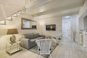 Leilighet | Oppholdsområde | En 42-tommers smart-TV med kabel-kanaler