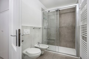 Leilighet | Bad | Dusj, regndusjhode, hårføner og bidé