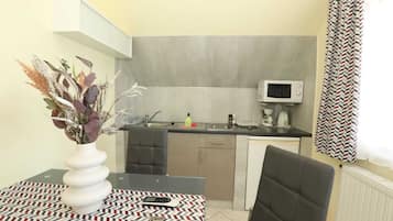 Frigorífic, microones, placa de cuina i cafetera i tetera