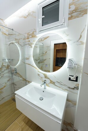 Chambre Triple, balcon | Salle de bain | Sèche-cheveux, serviettes fournies