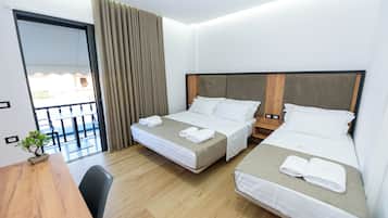 Triple Room | In-room safe, soundproofing, iron/ironing board, free WiFi
