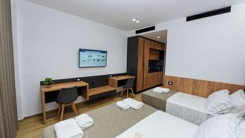 Chambre Triple, balcon | Coffres-forts dans les chambres, chambres insonorisées