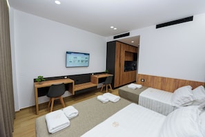 Kamar Triple, balkon | Brankas, kedap suara, setrika/meja setrika, dan Wi-Fi gratis