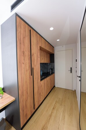 Triple Room, Balcony | In-room safe, soundproofing, iron/ironing board, free WiFi - Kevin's Aparthotel (Qendër Vlorë)