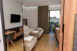 In-room safe, soundproofing, iron/ironing board, free WiFi