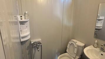 Douche, serviettes fournies, savon, shampoing