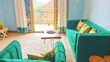 1 habitación, escritorio y espacio para trabajar con laptop
