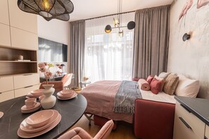 City Apartment, 1 Queen Bed with Sofa bed | Iron/ironing board, free WiFi, bed sheets - RentPlanet - Apartamenty Dmowskiego (Wroclaw)