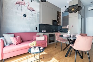 City Apartment, 1 Queen Bed with Sofa bed | Living room - RentPlanet - Apartamenty Dmowskiego (Wroclaw)