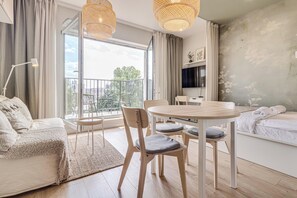 Studio Suite tiện nghi đơn giản, ban công | Bàn ủi/dụng cụ ủi quần áo, truy cập Internet không dây miễn phí